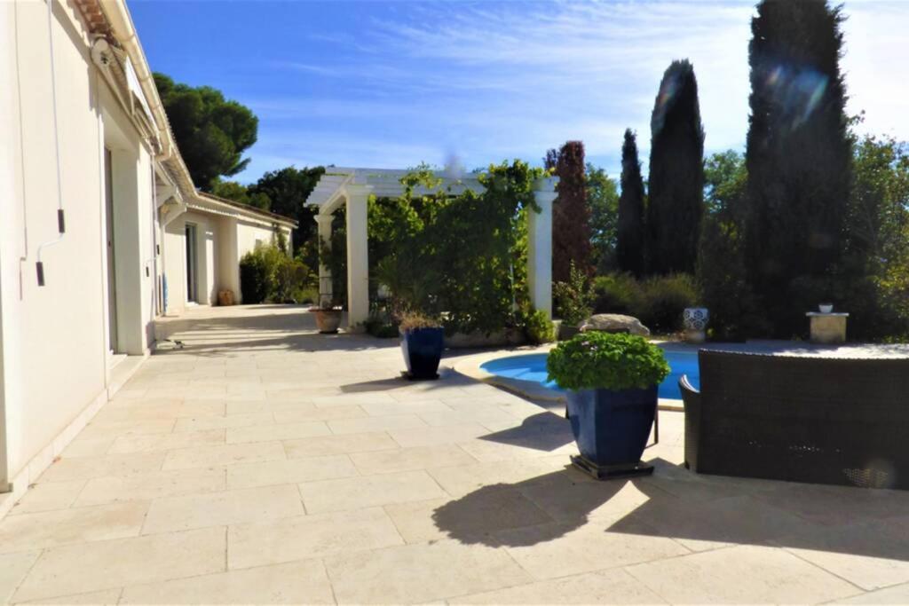 Ibis - Villa Avec Piscine, Jardin Et Parking Arles Exterior foto